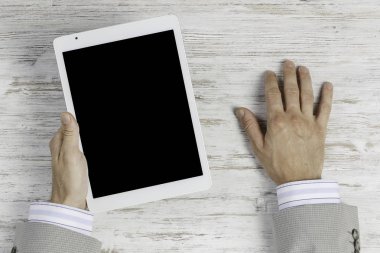 Tablet PC ile elinde boş perde