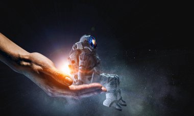 Spaceman erkek elinde. Karışık teknik