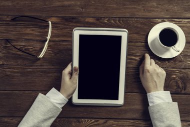 Tablet PC ile elinde boş perde