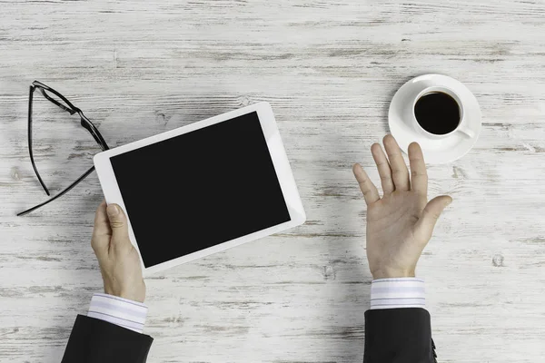 Tablet PC con pantalla en blanco en las manos — Foto de Stock