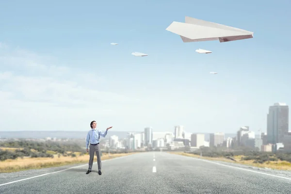 Origami vliegtuig vliegt in de hemel. Mixed media — Stockfoto