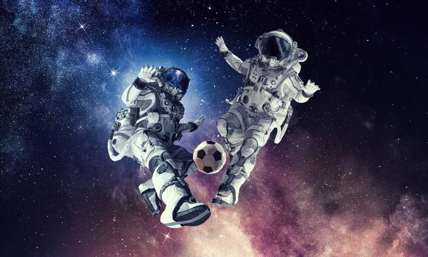 Astronaute jouer au football jeu — Photo