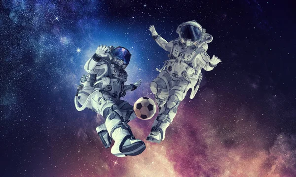 Astronauta giocare a calcio — Foto Stock