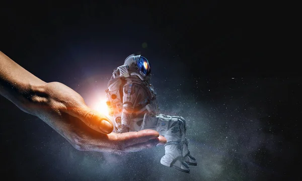 宇航员在男性手。混合介质 — 图库照片