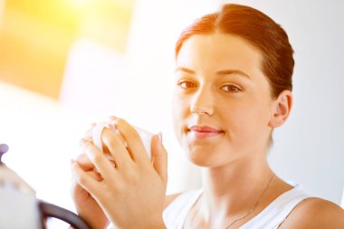 Çay veya kahve evde olan mutlu kadın