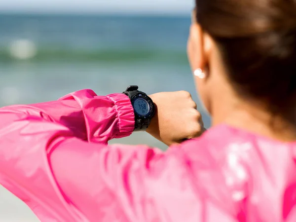 Kobieta w sportowej za pomocą zegarka smartwatch — Zdjęcie stockowe