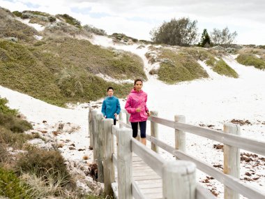 Genç çift çalışan deniz kıyısında