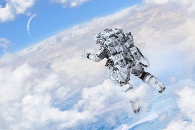 Bulutların üzerinde yüzen astronot