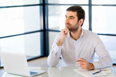 Ofisinde dalgın işadamı