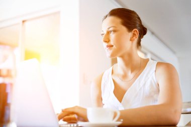 Onu laptop çalışan genç güzel kadın