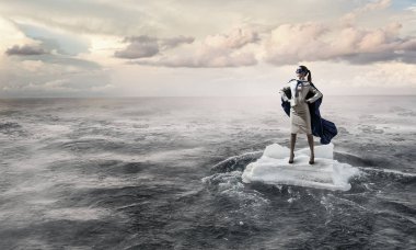 Sörf denizde yüzen buz kütlesi. Karışık teknik