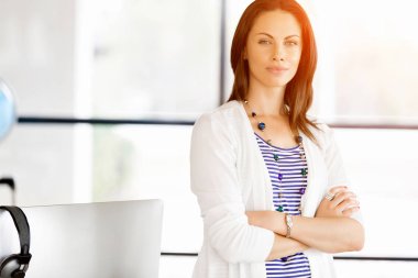 Mutlu girişimci veya serbest meslek sahibi bir ofis veya ev içinde