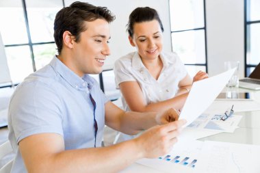 İki genç iş adamları Office görüntü
