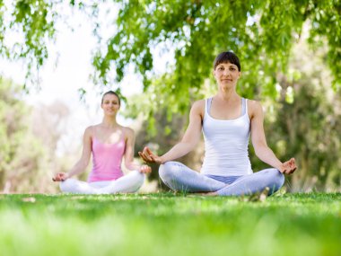 Genç kadın parkta egzersiz