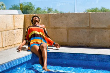 Yüzme Havuzu yanında duran genç kadın