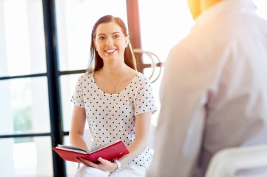 İş adamları görüşmesinde ofiste