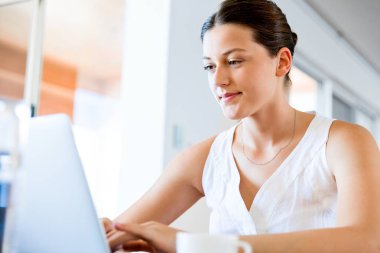 Onu laptop çalışan genç güzel kadın