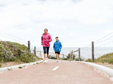 Genç çift çalışan deniz kıyısında