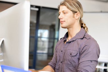 Bilgisayarda çalışan yakışıklı işadamı