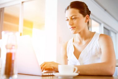 Onu laptop çalışan genç güzel kadın