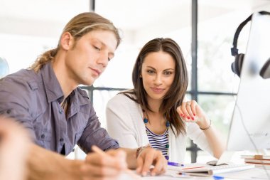 İki genç iş adamları Office görüntü