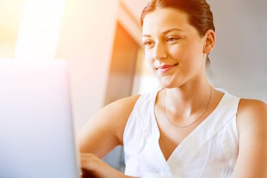 Onu laptop çalışan genç güzel kadın
