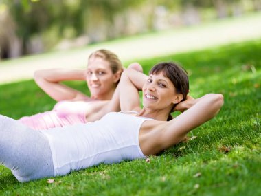 Genç kadın parkta egzersiz