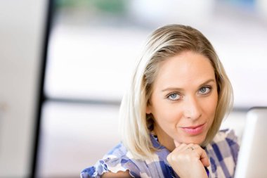 Mutlu girişimci veya serbest meslek sahibi bir ofis veya ev içinde