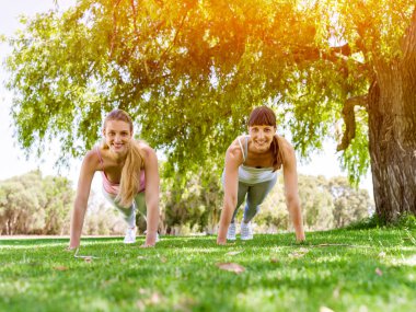 Genç kadın parkta egzersiz