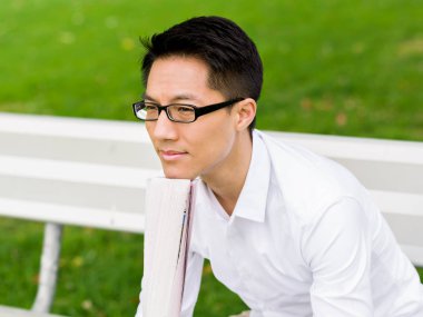 Parkta onun mola sırasında düşünme işadamı