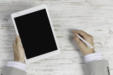 Tablet PC ile elinde boş perde
