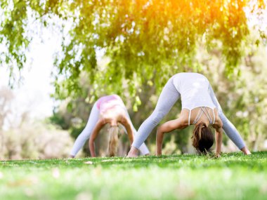 Genç kadın parkta egzersiz