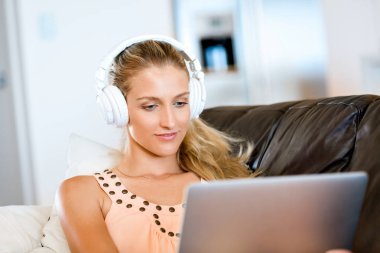 Onu laptop çalışan genç güzel kadın