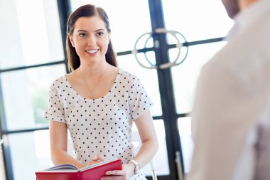 İş adamları görüşmesinde ofiste