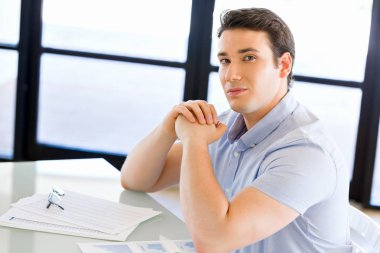 Ofisinde dalgın işadamı