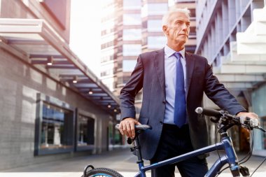 Başarılı bir iş adamı binicilik bisiklet