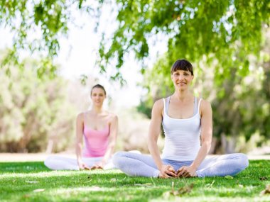 Genç kadın parkta egzersiz