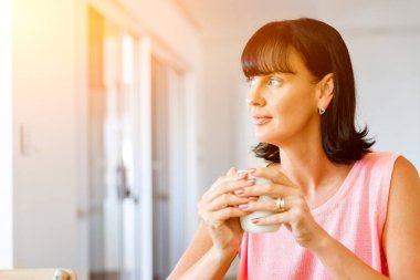 çay veya kahve evde mutlu kadınla