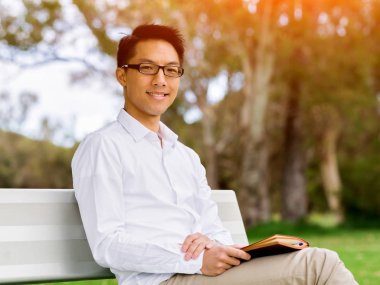 Parkta onun mola sırasında genç işadamı