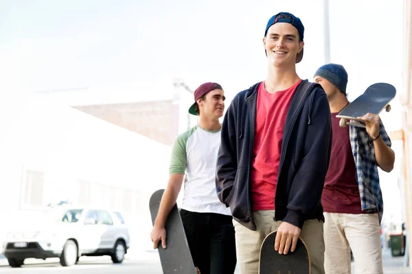 Amigos adolescentes caminando por la calle — Foto de Stock