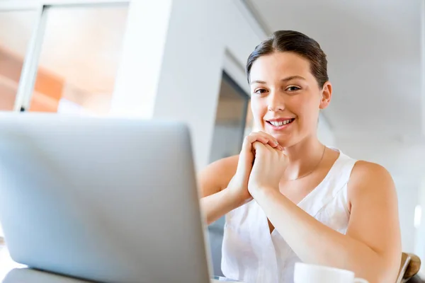Jovem mulher bonita trabalhando em seu laptop — Fotografia de Stock