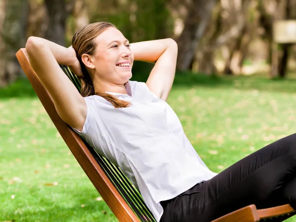 Junge Geschäftsfrau entspannt sich während ihrer Pause im Park — Stockfoto