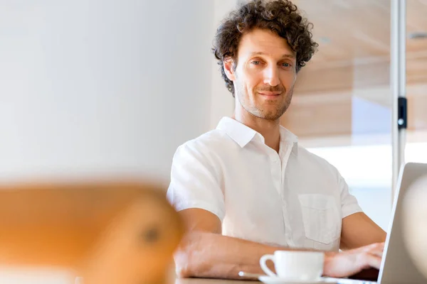 Man die thuis aan laptop werkt — Stockfoto