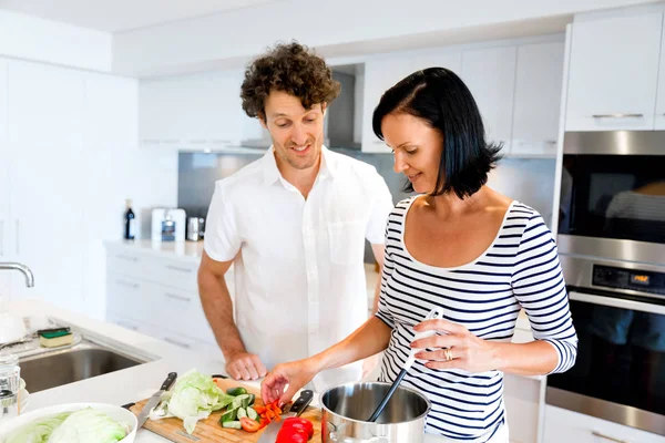 Couple cuisiner ensemble à la maison — Photo