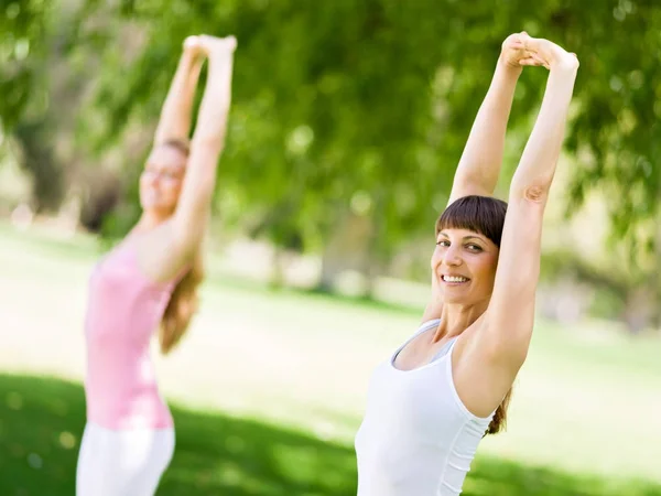 Jeunes femmes faisant de l'exercice dans le parc — Photo