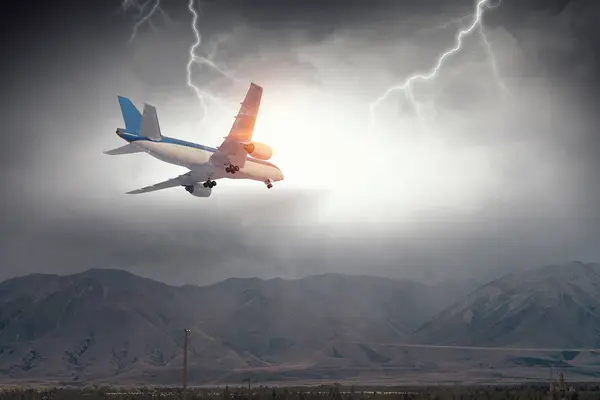 Avión de emergencia aterrizando. Medios mixtos — Foto de Stock