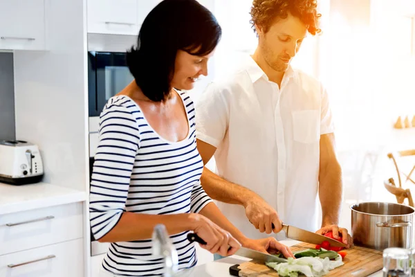 Coppia cucina insieme a casa — Foto Stock