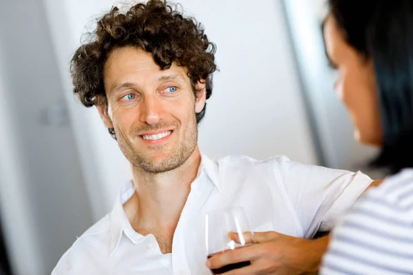 Portrét pár s sklenku červeného vína — Stock fotografie
