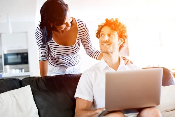 Couple at home using laptop — Stock Photo, Image