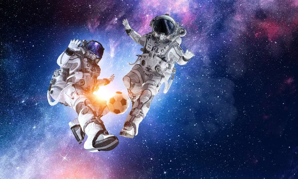 Astronauta jugar fútbol juego —  Fotos de Stock